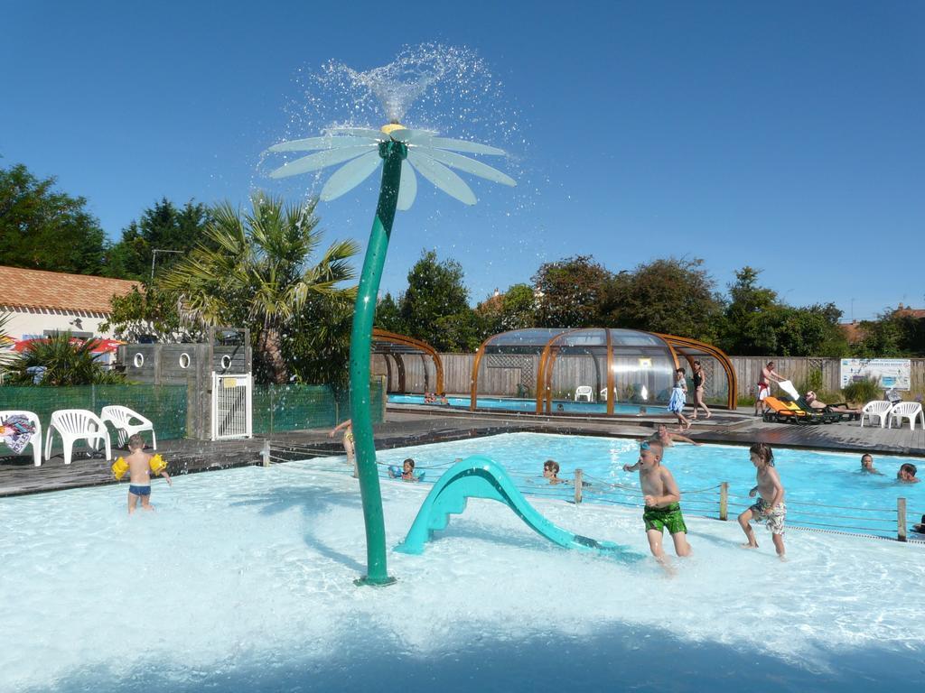Camping Le Village De La Mer Les Moutiers Bagian luar foto